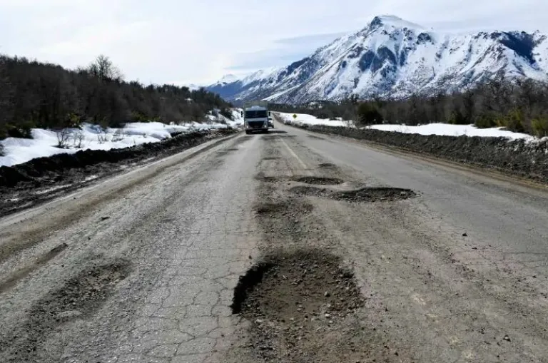 Peligro en la Ruta: Los pozos en la Ruta 40 dejaron a otra familia varada |  HuapiNews.com: El Diario de la Monta&ntilde;a